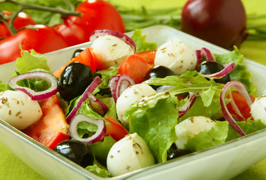 Salade de tomates mozzarella et d'olives noires