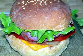 Cheesburger au bacon et pommes de terre épicées