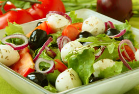 Salade de tomates mozzarella et d'olives noires